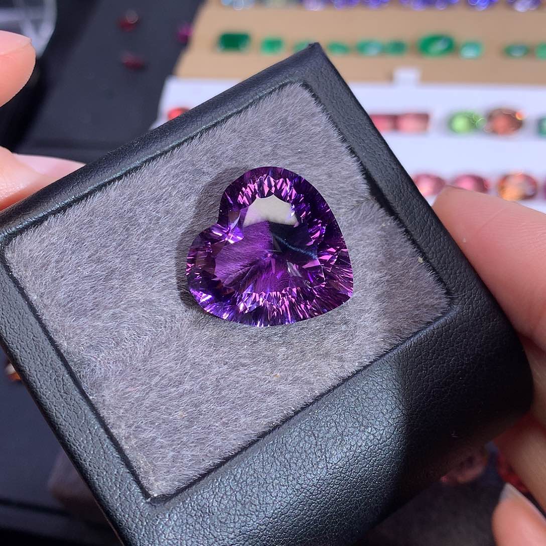 紫晶笔搁未镶嵌22.46ct爱心切割