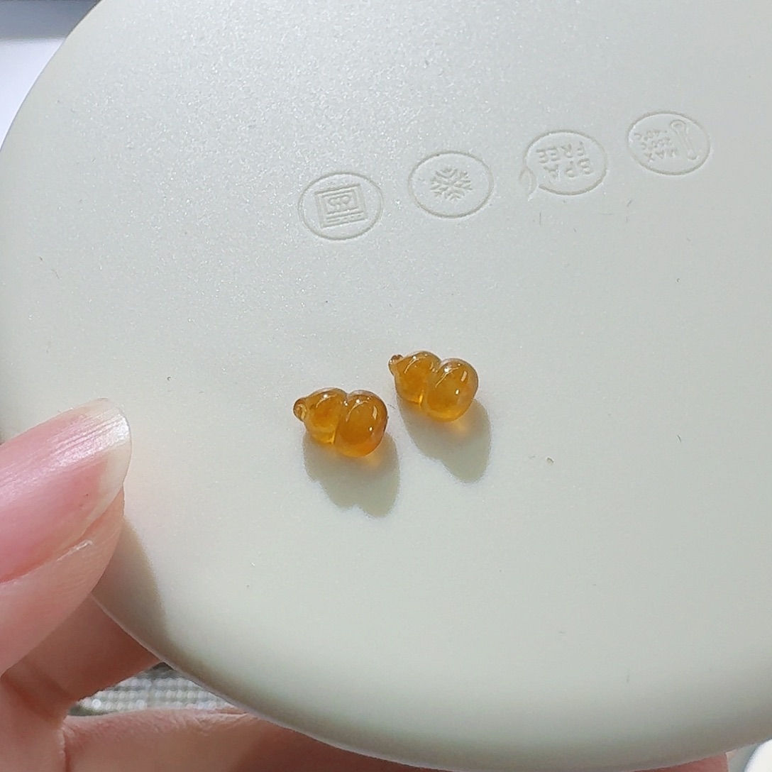 翡翠颈饰未镶嵌葫芦一对