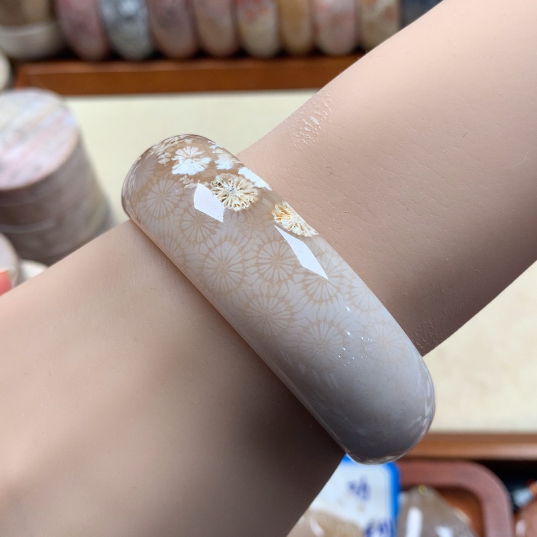 未镶嵌标本花57.6圈口漏750/个。07硅化珊瑚（珊瑚玉）