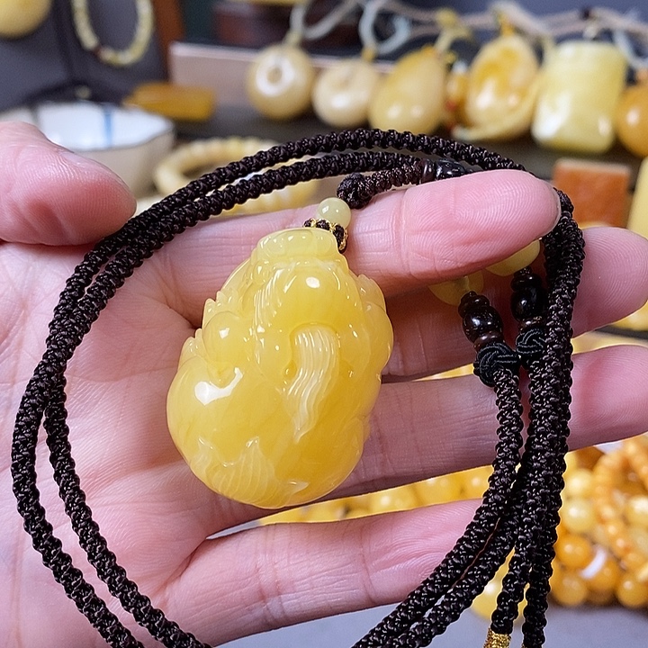 琥珀未镶嵌裸石貔貅