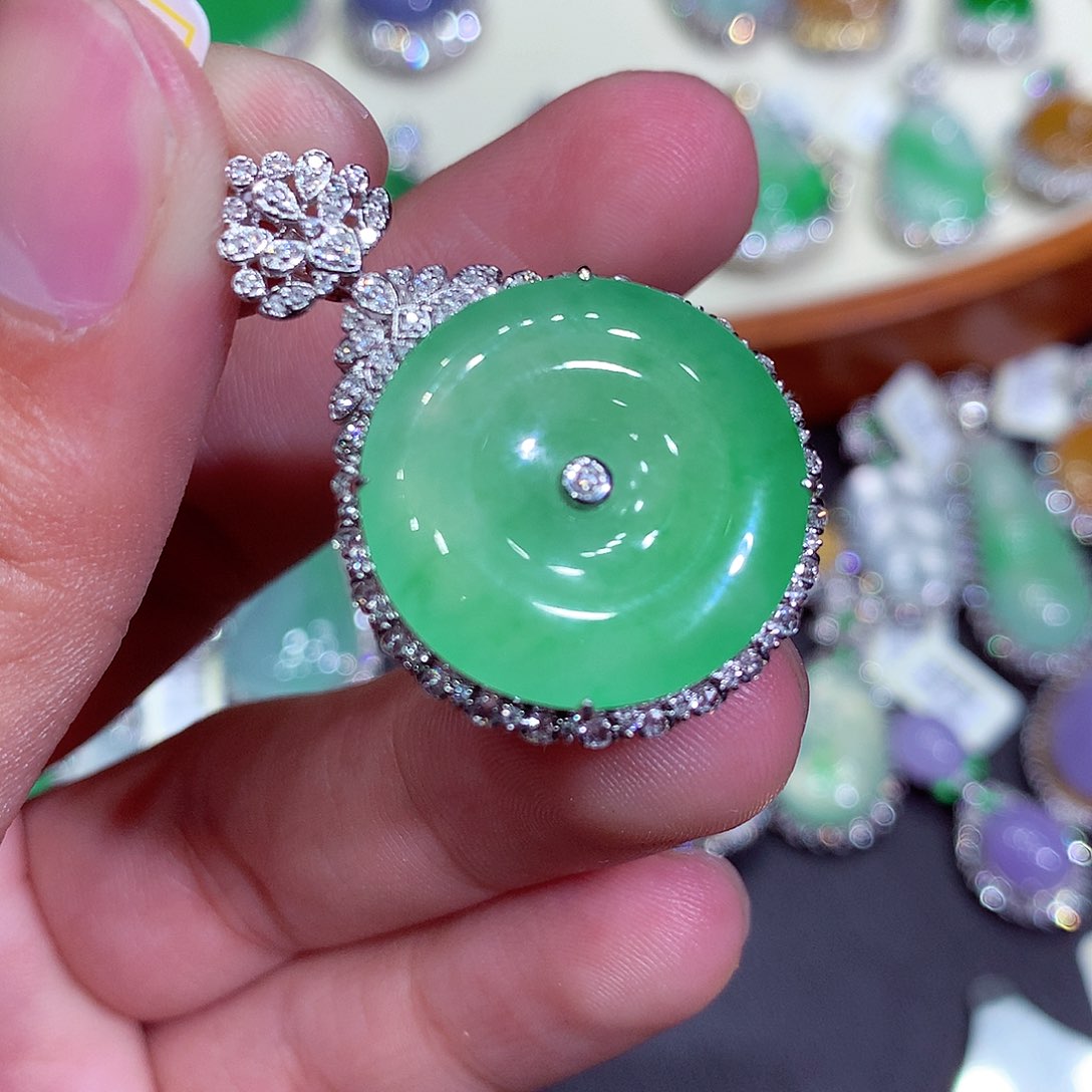 翡翠吊坠(不含链)18K金镶嵌