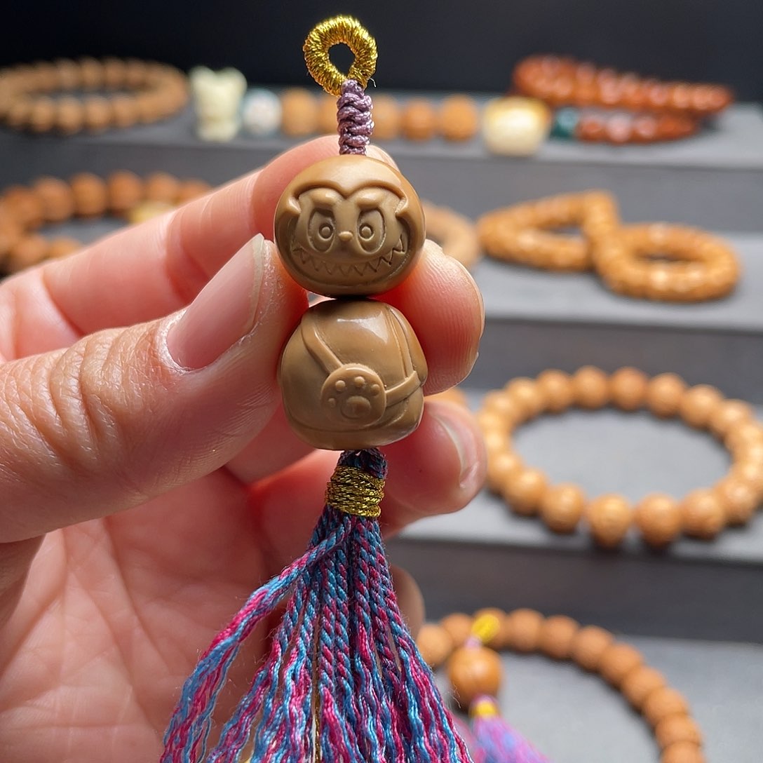 猴头核桃吊坠拉布布提溜