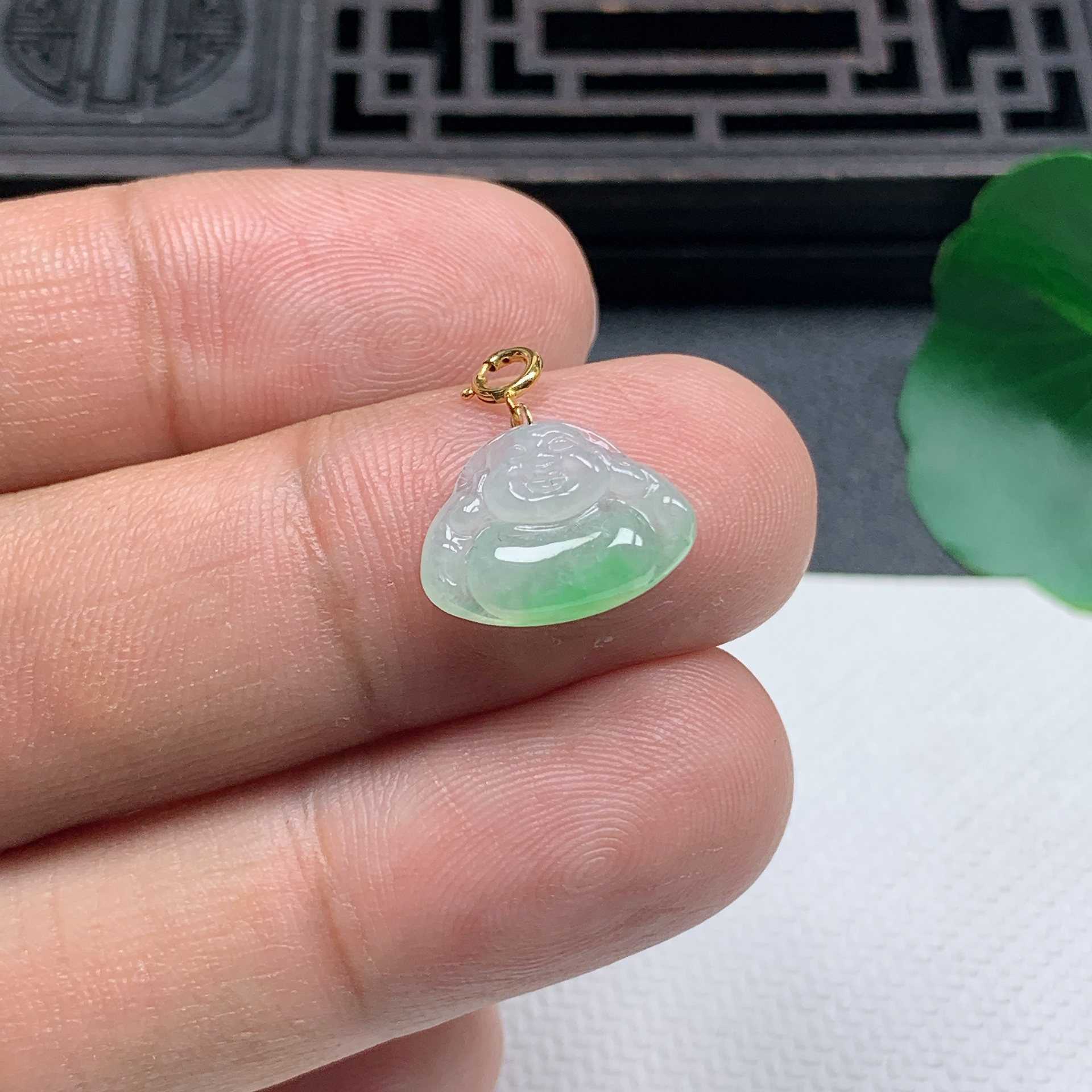 缅甸天然翡翠A货18K金扣冰飘绿佛公小吊坠尺寸10.5*14.4*3.5mm