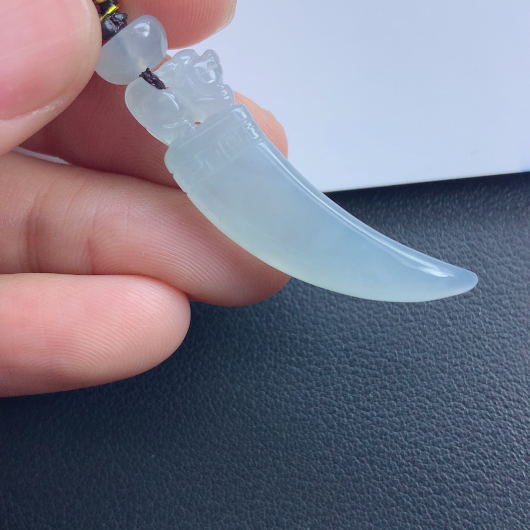 翡翠颈饰未镶嵌龙牙