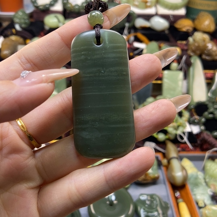 颈饰未镶嵌岫岩老玉（透闪石质玉）