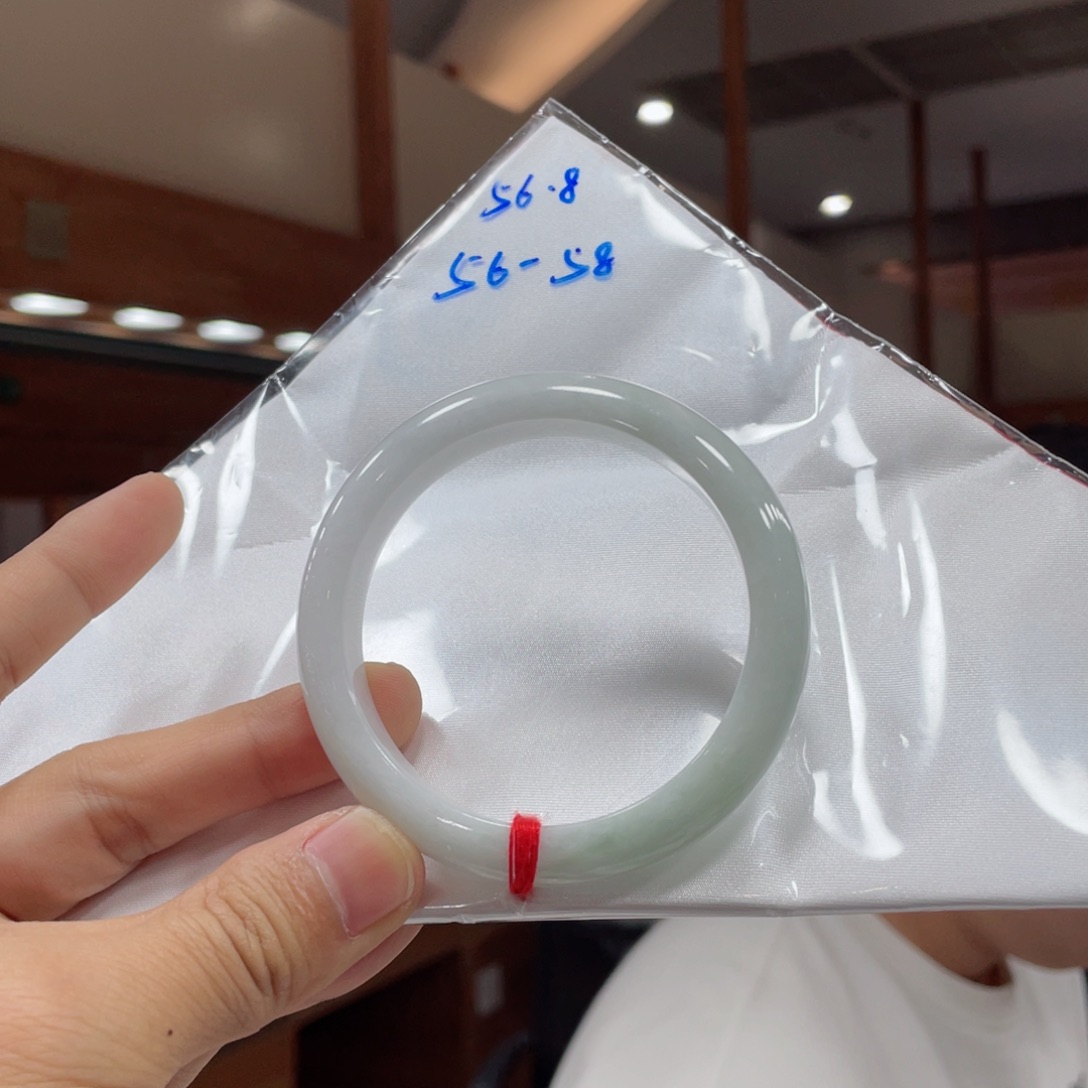 翡翠手镯未镶嵌买断默认有包容