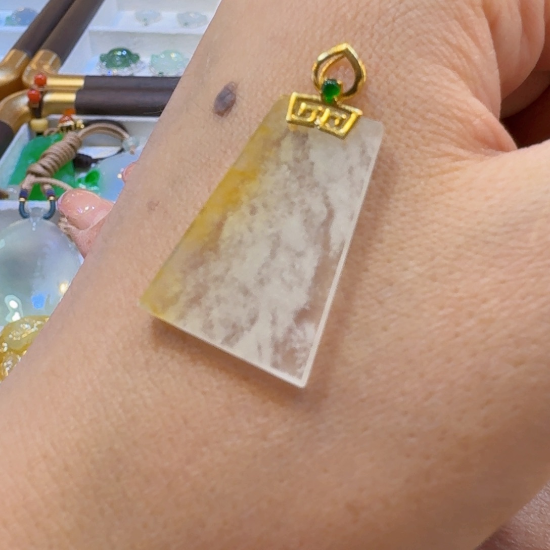 颈饰18K金镶嵌翡翠