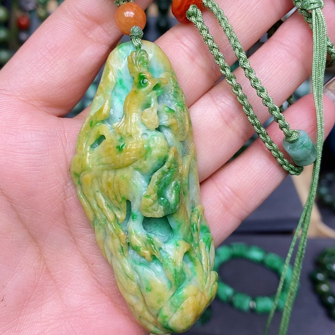 翡翠颈饰未镶嵌漂亮美眉