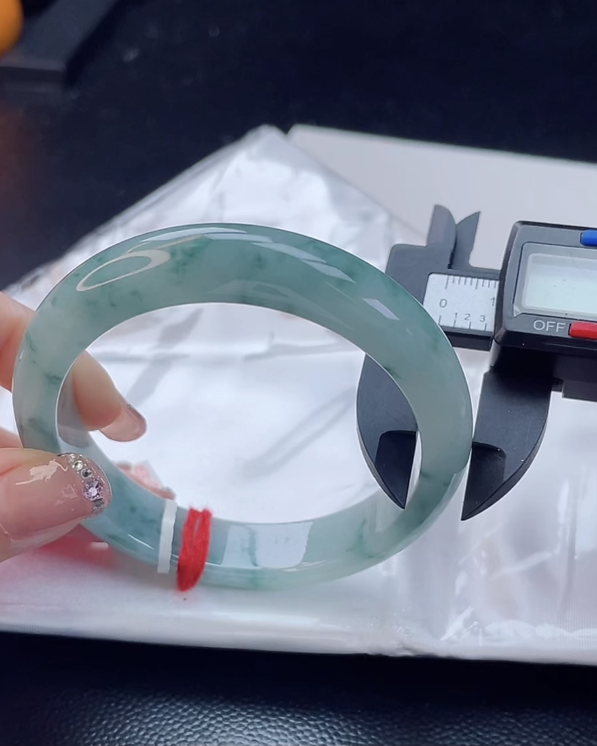 翡翠手镯未镶嵌翡翠