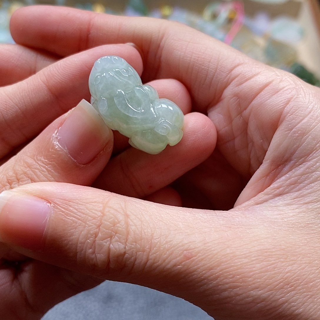 翡翠颈饰未镶嵌闪