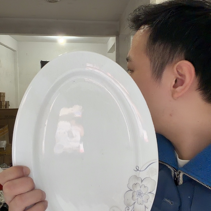 一套装的瓷器的东西