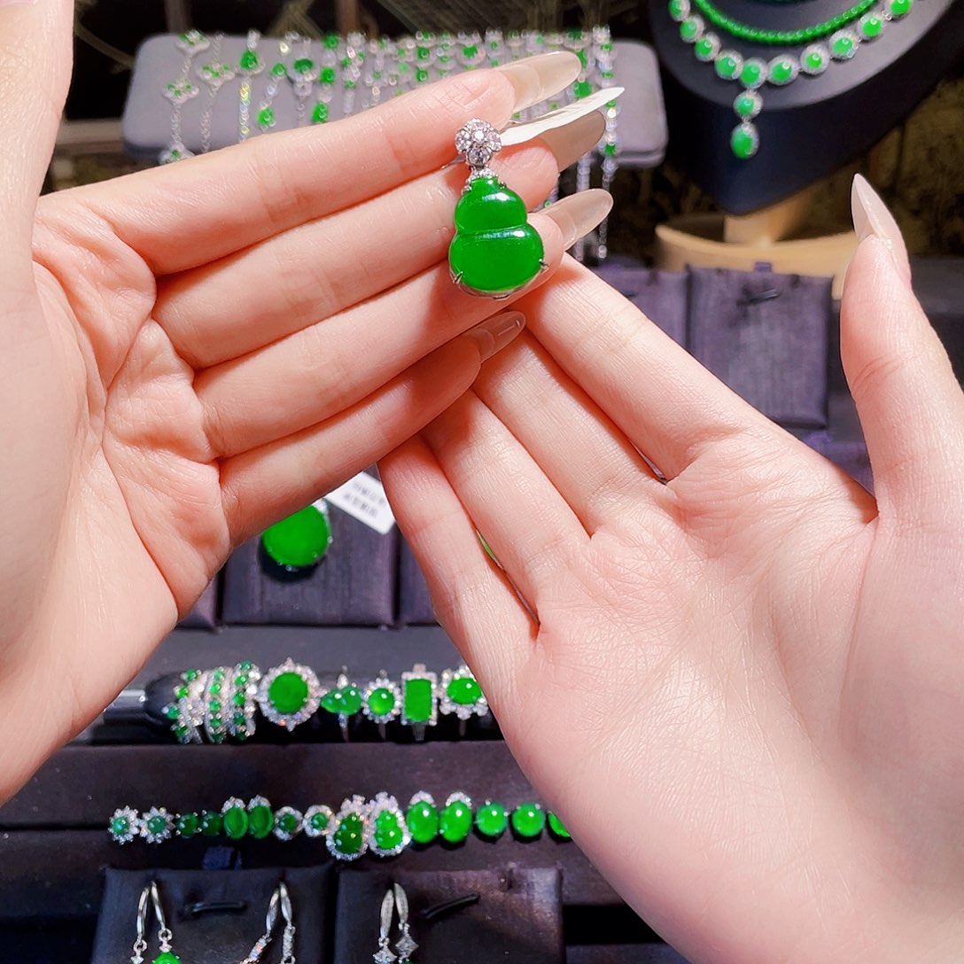 蚌***店翡翠银S925镶嵌颈饰葫芦