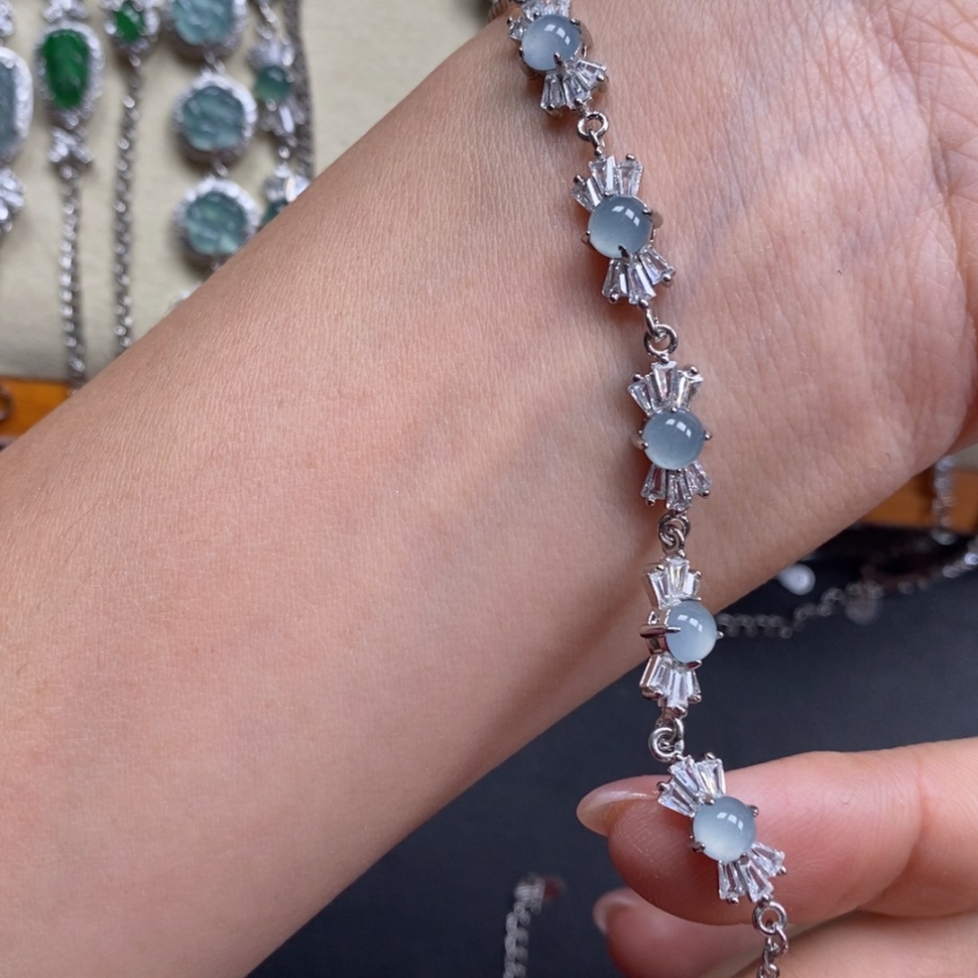 翡翠颈饰未镶嵌翡翠