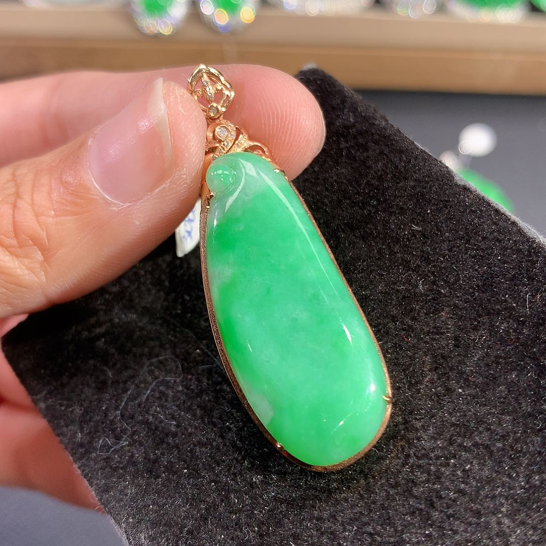 翡翠吊坠(赠链)18K金镶嵌