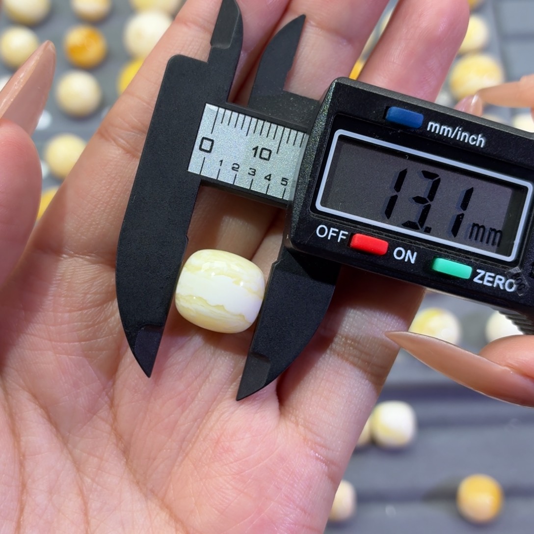 雨***》琥珀未镶嵌裸石老型