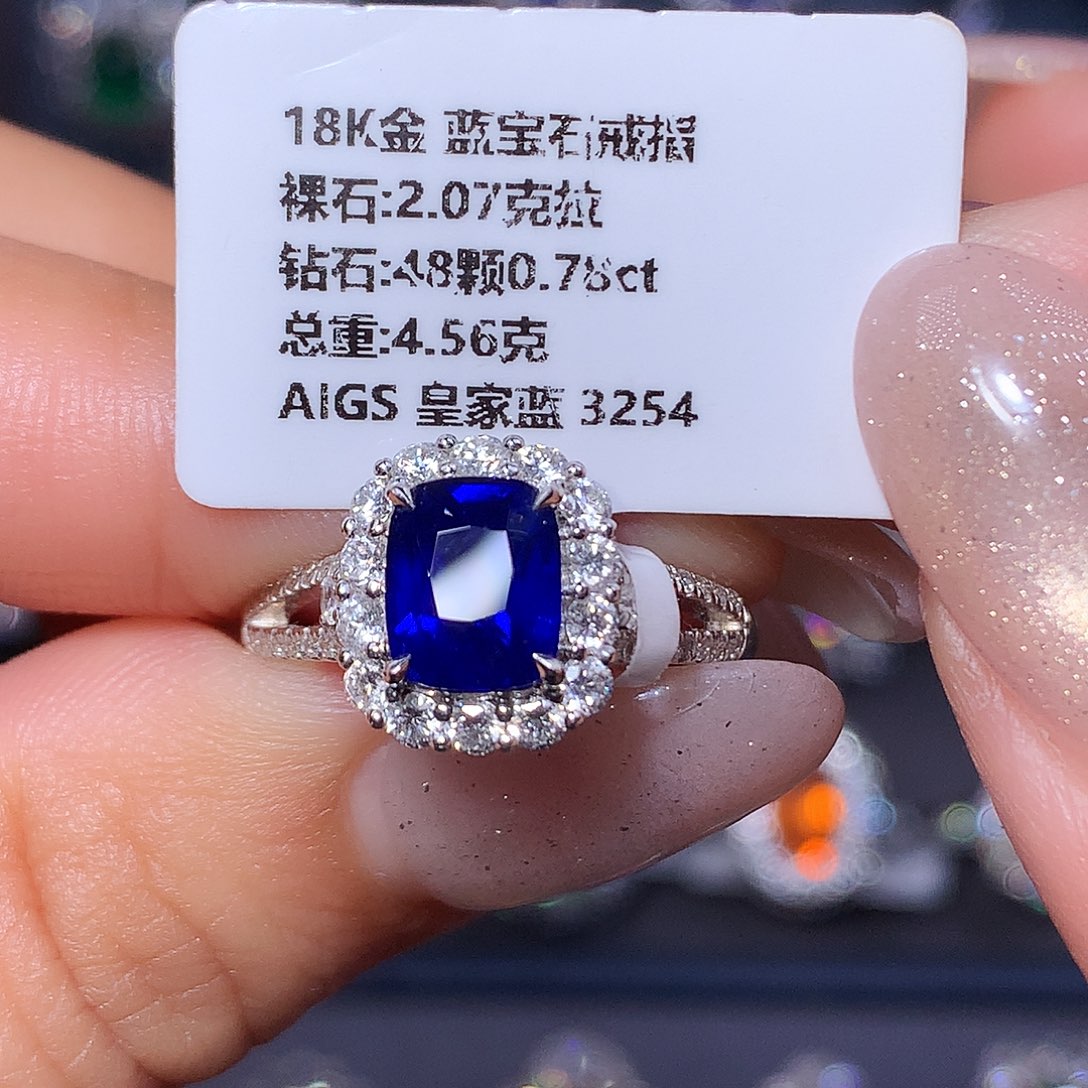 18K金镶嵌蓝宝石戒指