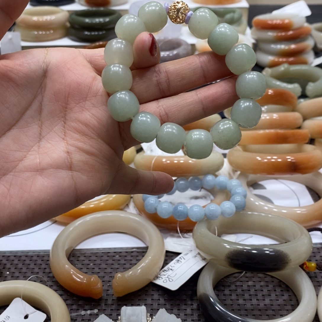 石英质玉手镯未镶嵌i****?