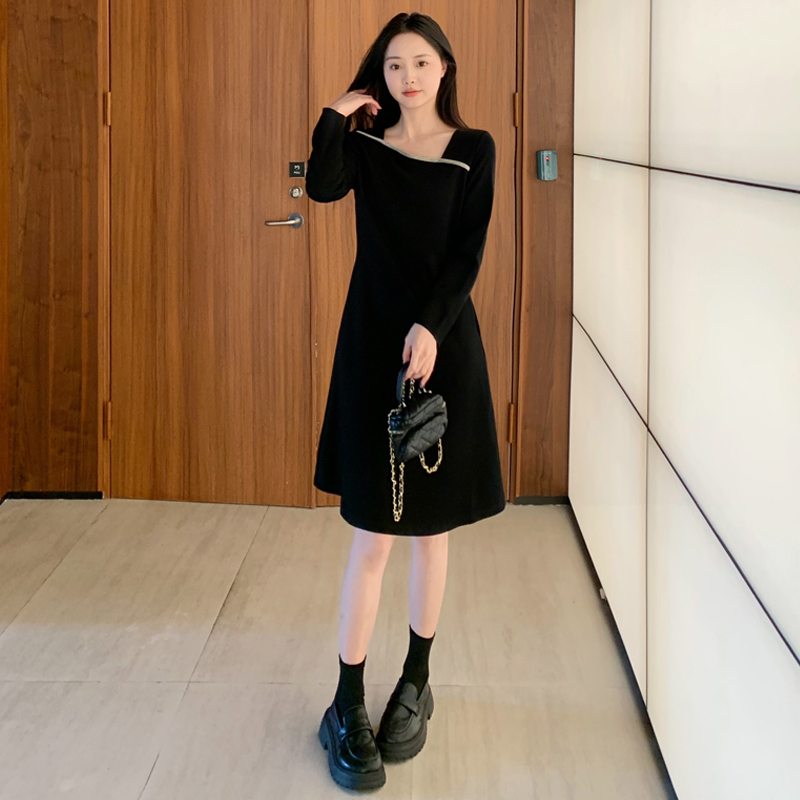 2025秋装长袖赫本风小黑裙遮肉显瘦名媛气质法式方领连衣裙女8899