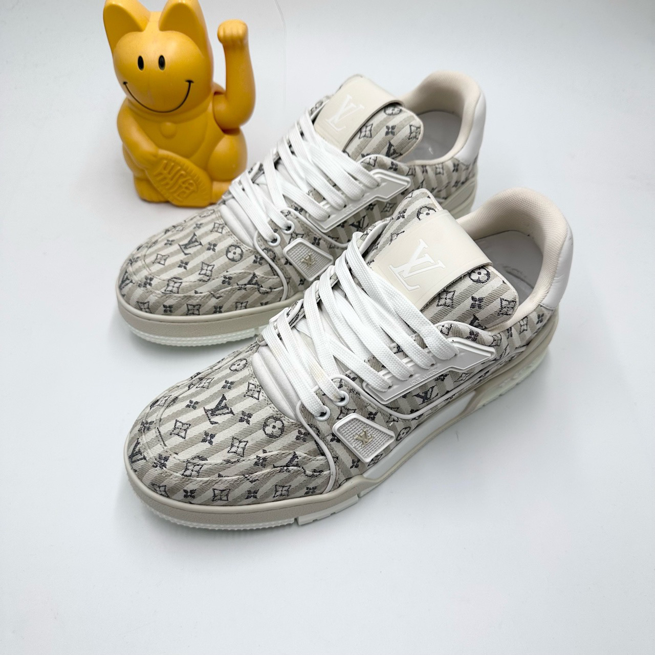 99新 LouisVuitton/路易威登 41.5码/奶茶色满印Trainer板鞋/0502