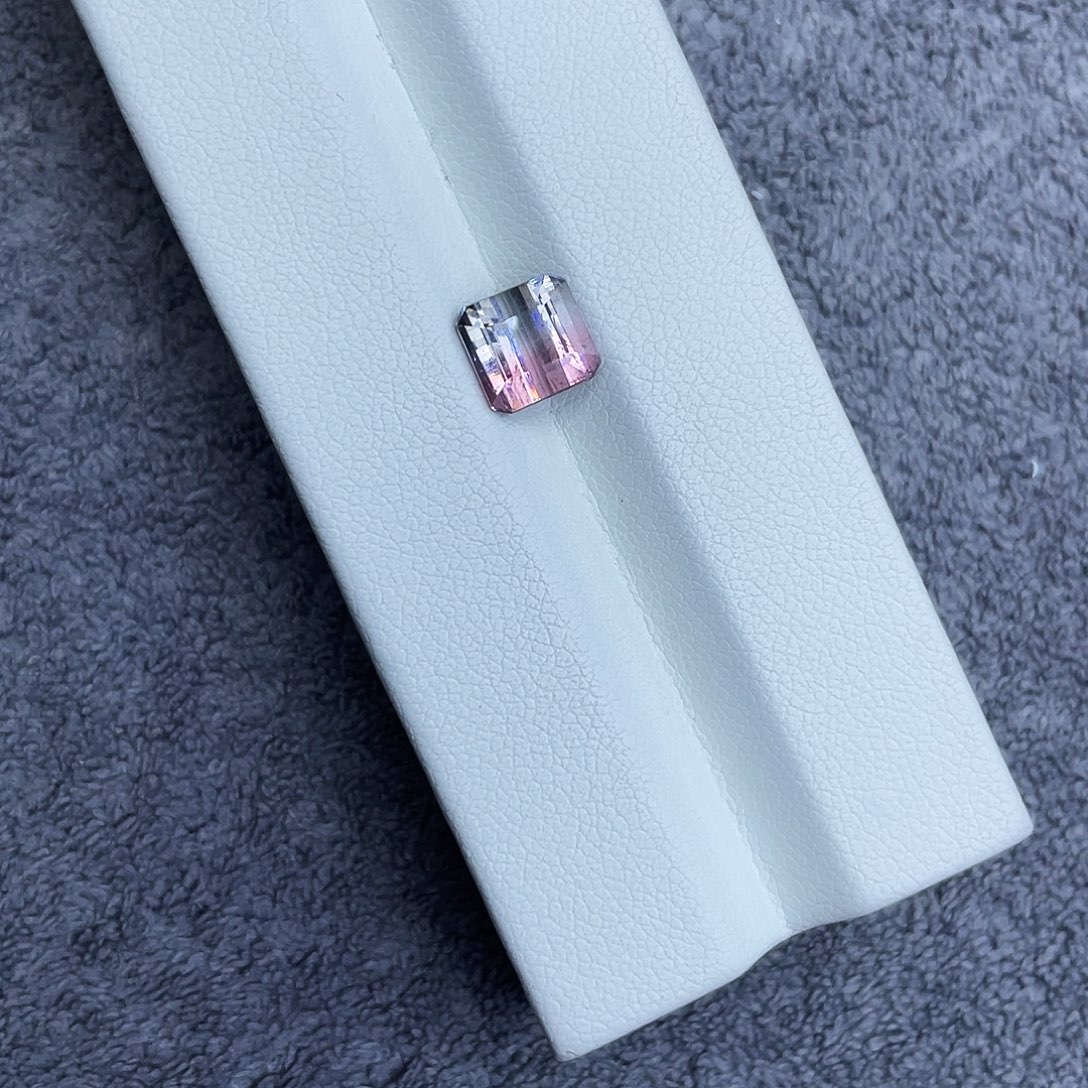 李***9裸石未镶嵌碧玺2Ct。  