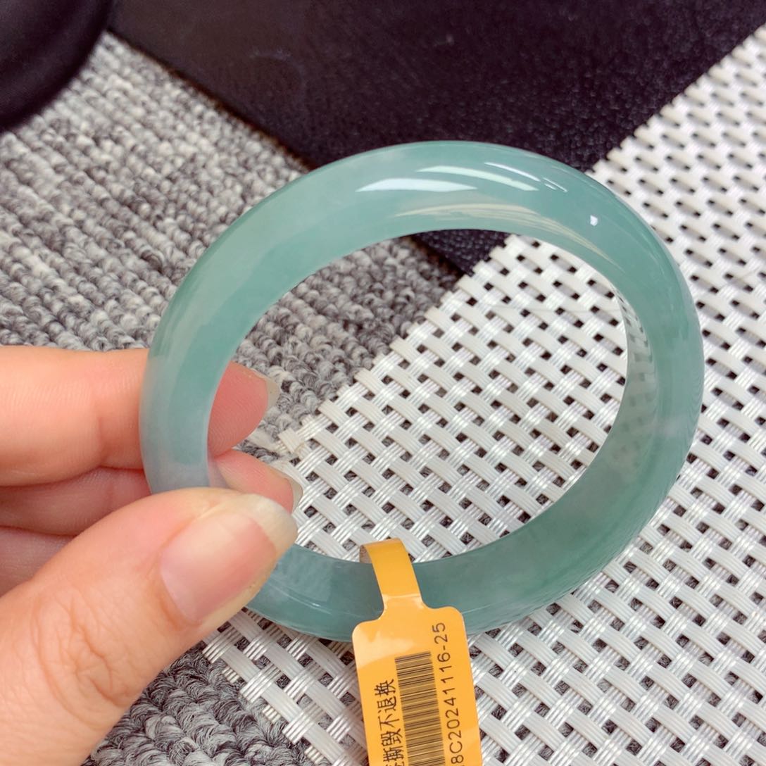 翡翠手镯未镶嵌缅甸