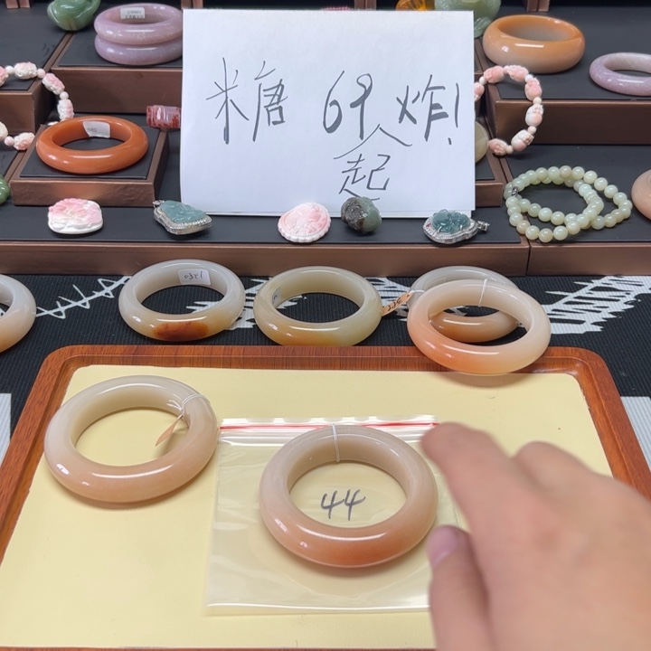未镶嵌手镯石英质玉瑀*44