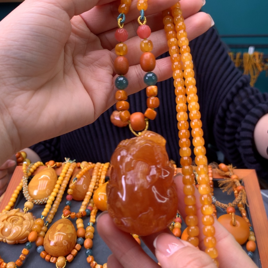 蜜蜡未镶嵌颈饰貔貅