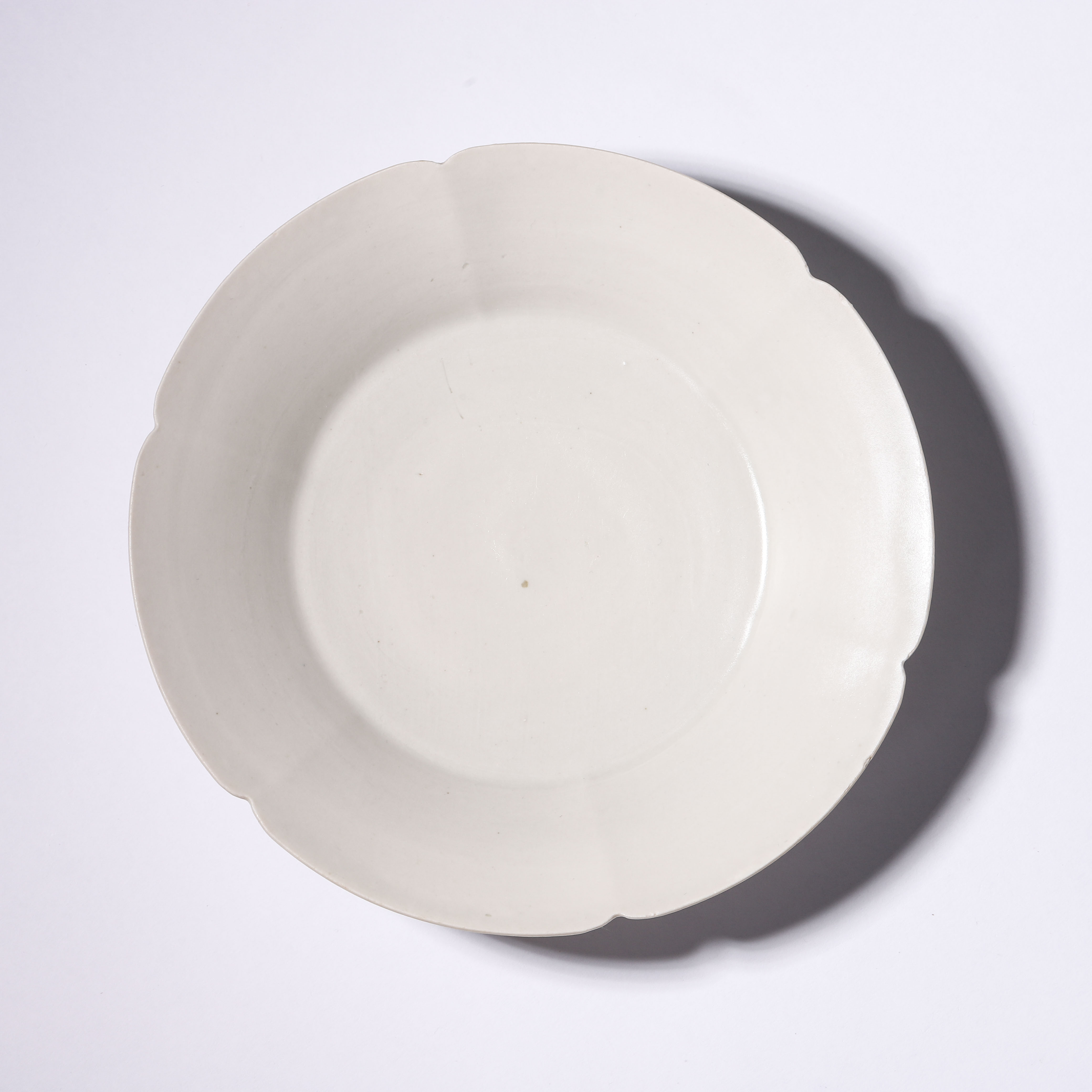 Lot17 明代 白釉花口高足盘【古董拍卖】