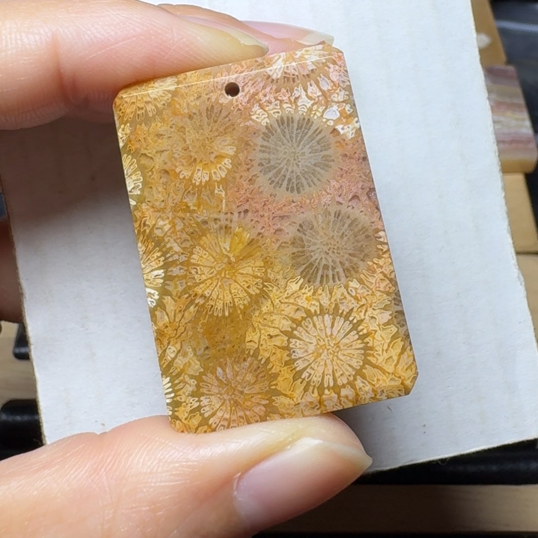 硅化玉黄飘红粉大花未镶嵌