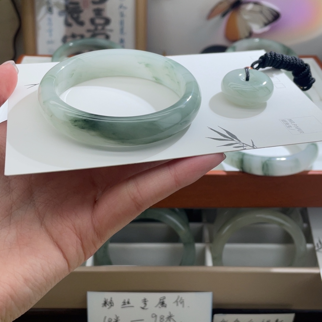 嘟***莓石英质玉（天山翠）未镶嵌手镯58.3圈口