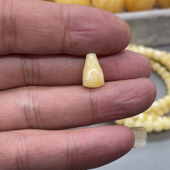 琥珀未镶嵌裸石三通