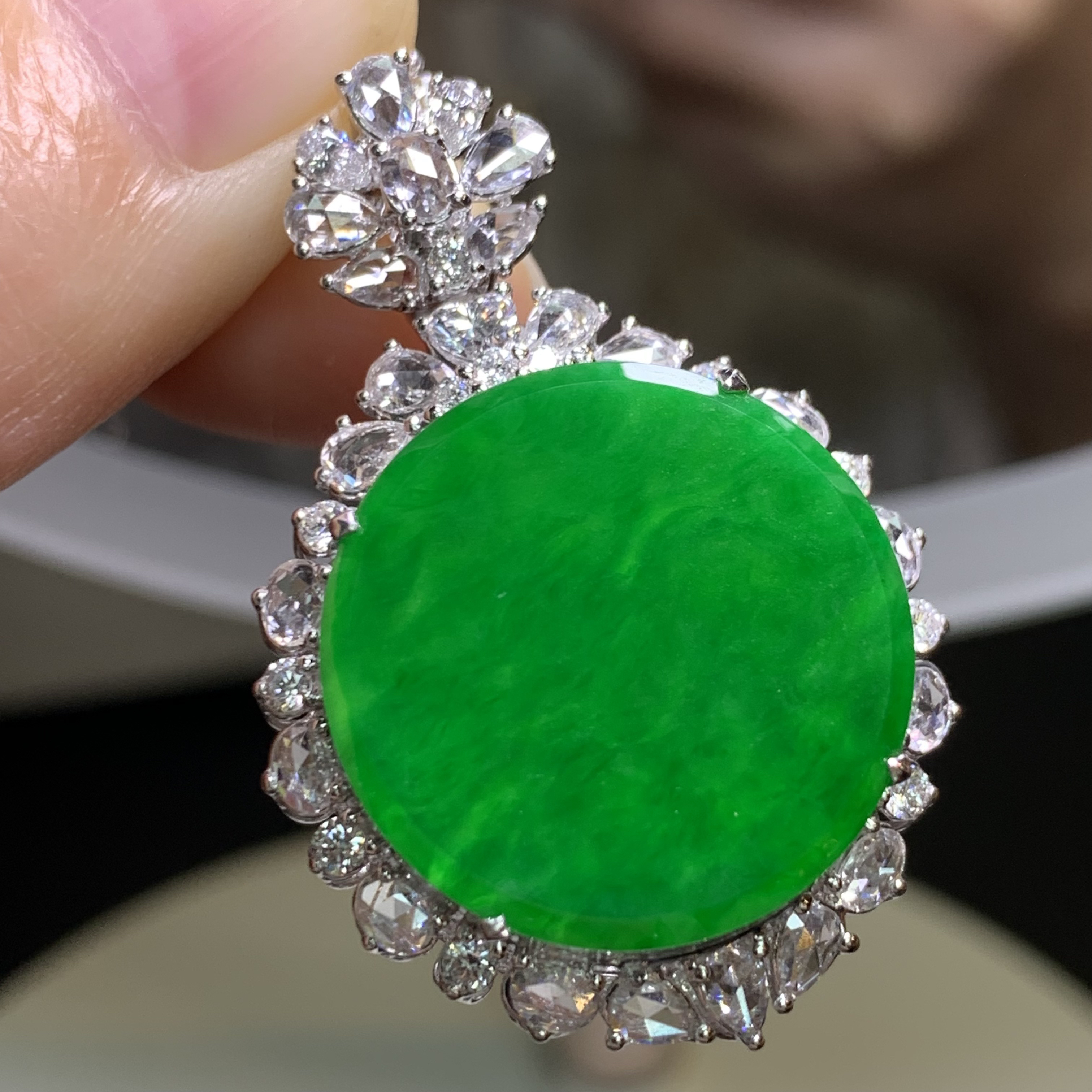 高冰满绿无事圆牌翡翠吊坠