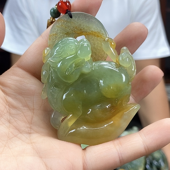 蛇纹石玉未镶嵌颈饰