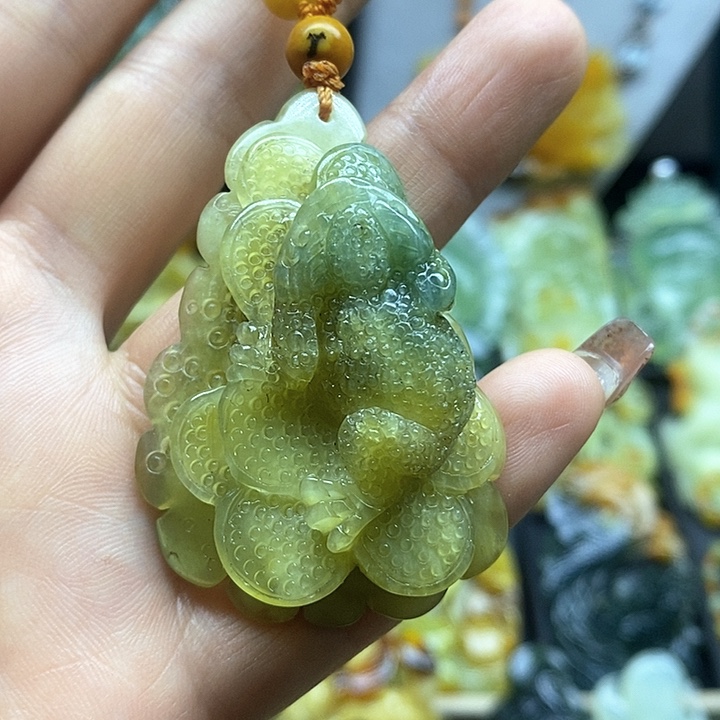 蛇纹石玉挂件未镶嵌