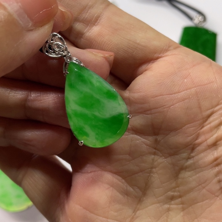 翡翠颈饰18K金镶嵌水滴