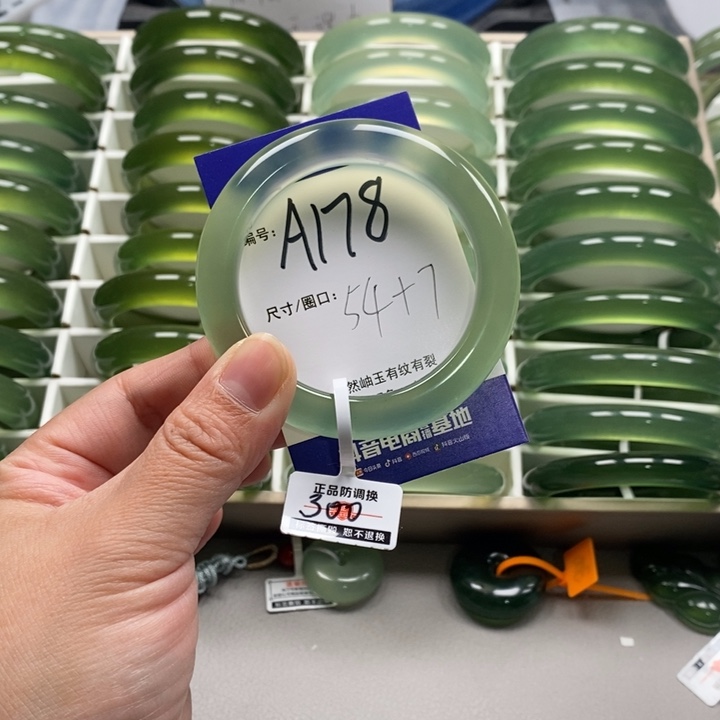 林***鹿蛇纹石玉未镶嵌手镯