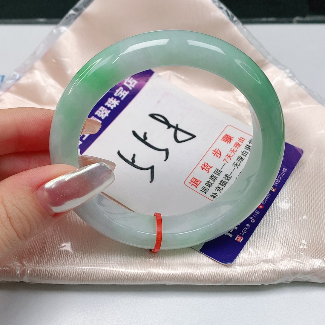 翡翠手镯未镶嵌翡翠手镯