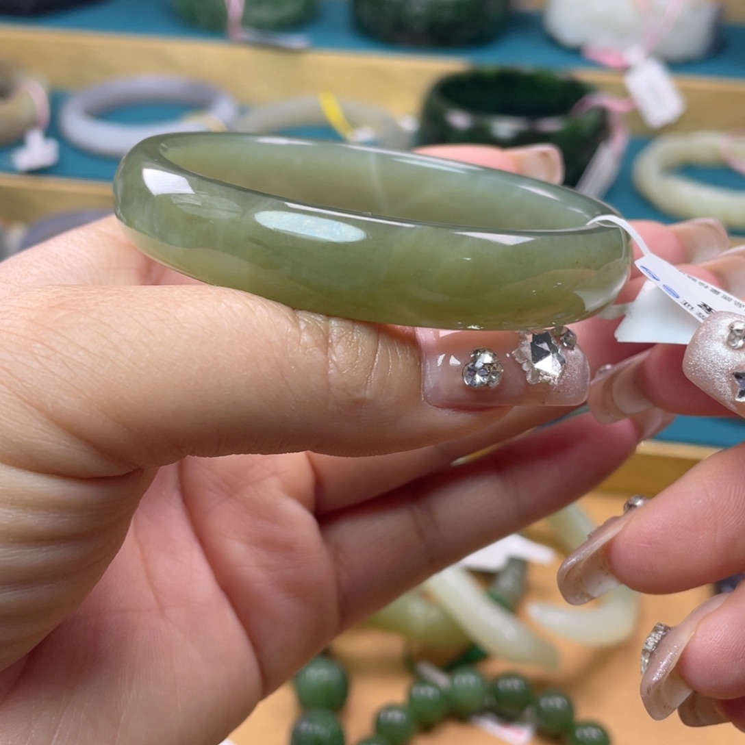 和田玉手镯60圈口。编号1未镶嵌