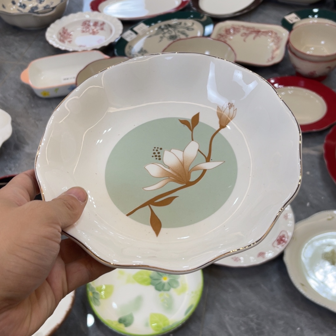 陶瓷微瑕餐具介意勿拍，满18飞！