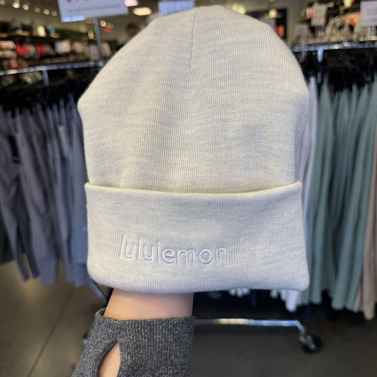 lululemon Warm Revelation beanie 刺绣冷帽