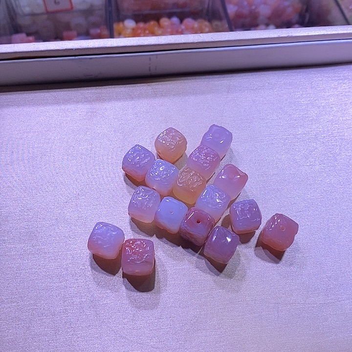 未镶嵌颈饰玛瑙/玉髓凤穿牡丹雕刻件一个