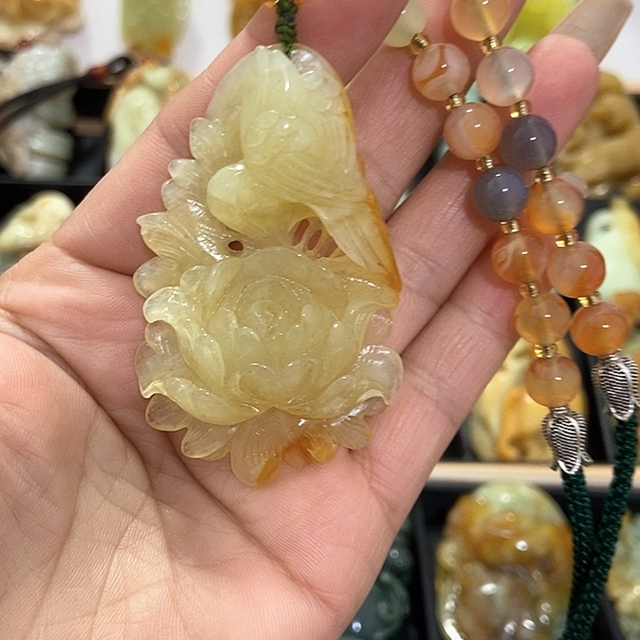 蛇纹石玉挂件未镶嵌
