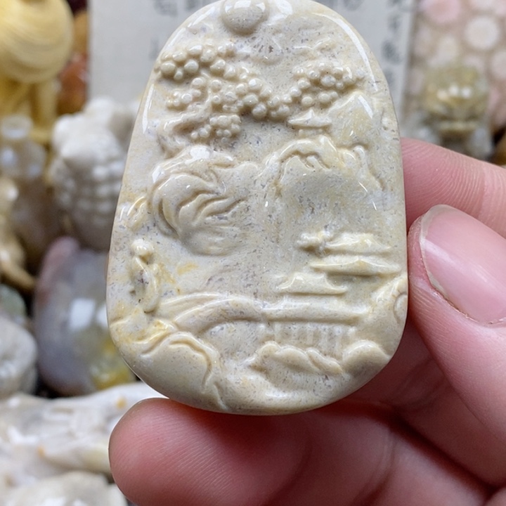 颈饰未镶嵌硅化珊瑚（珊瑚玉）
