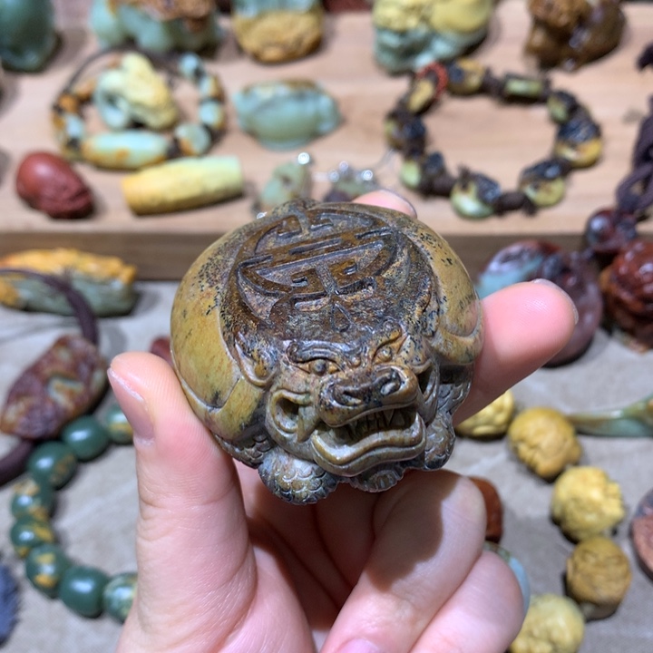 未镶嵌岫岩河磨玉（透闪石质玉）挂件