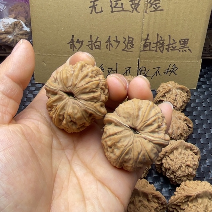 2***1文玩核桃吊坠元宝不退不换有黄