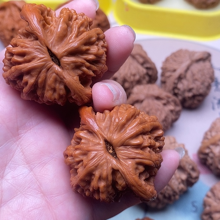 文玩核桃吊坠虎头