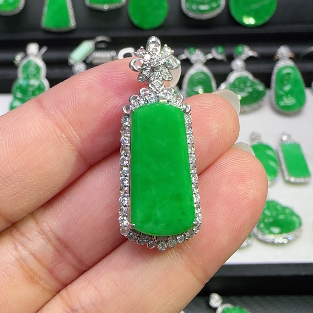 翡翠18K金镶嵌颈饰吊坠