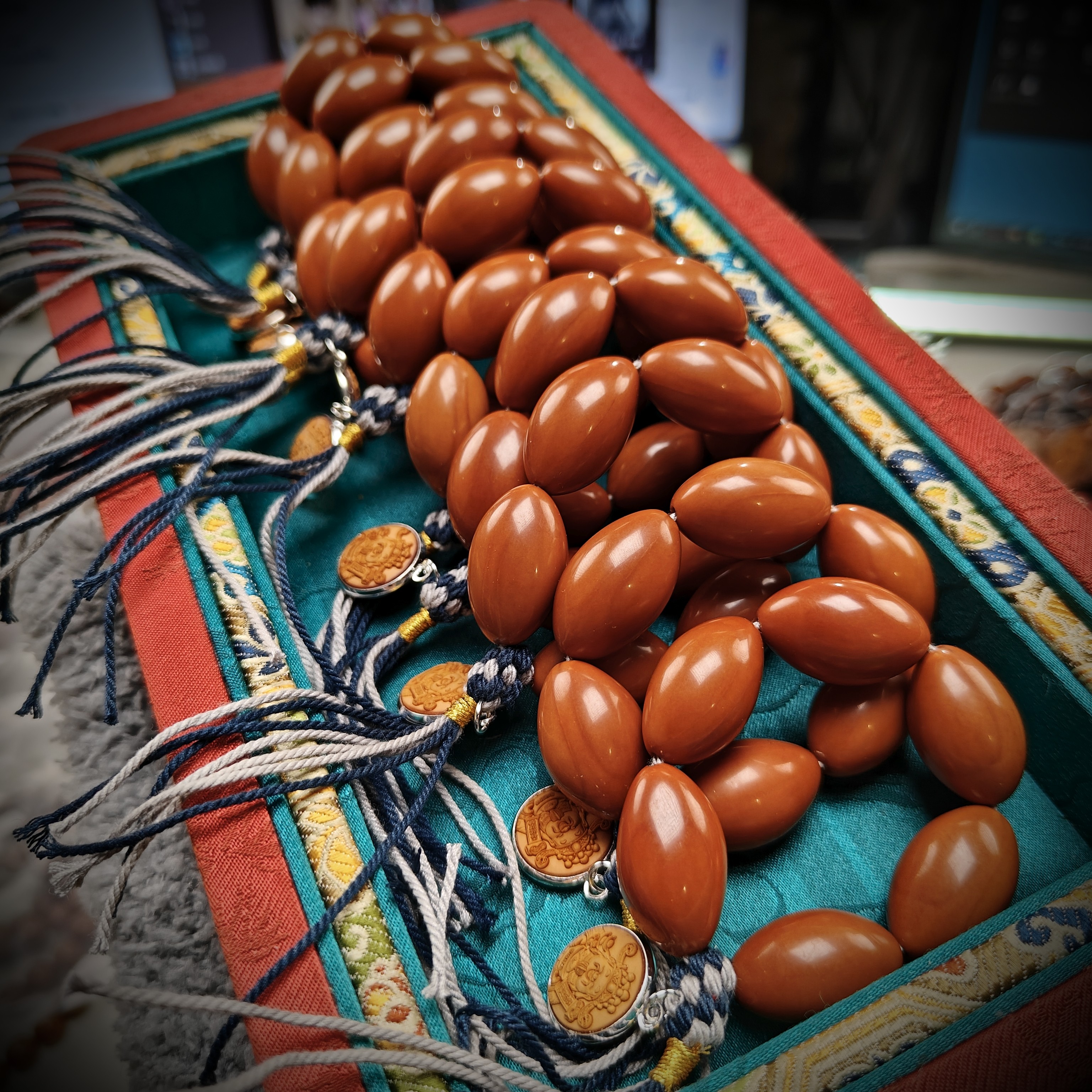 《财神纳福》小手捻橄榄核核雕，手感丝滑，核质红润，绝绝子