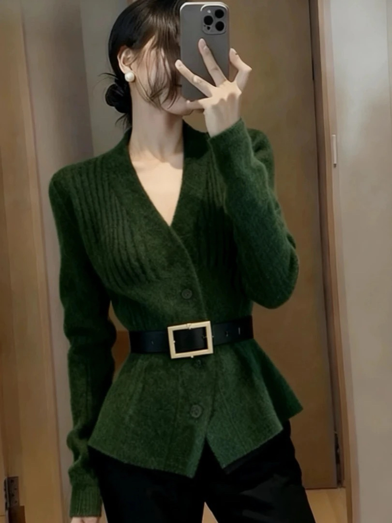 Y41今年流行漂墨绿穿搭高级感超好看气质绿色针织外套喇叭裤套装