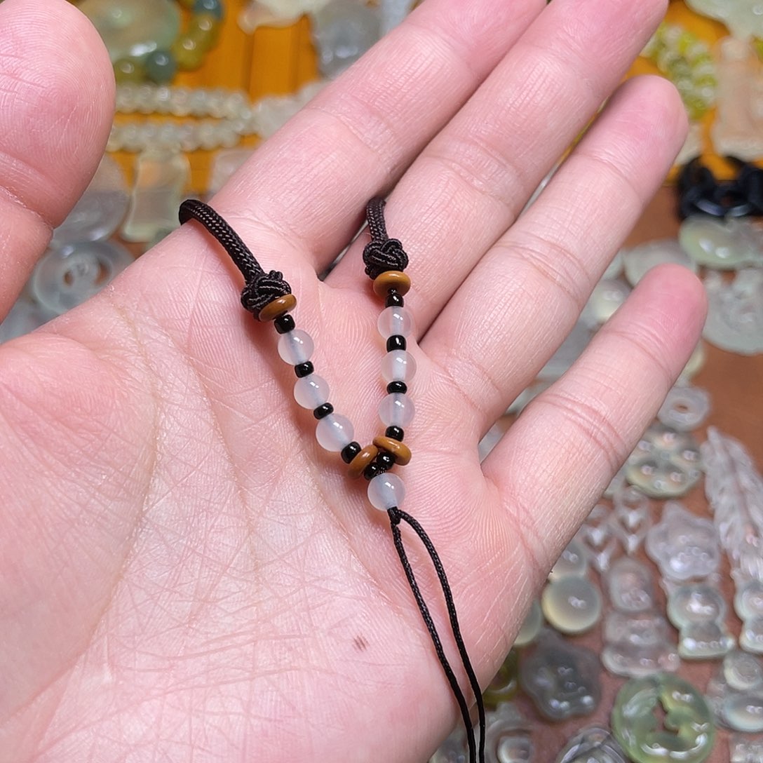 蛇纹石玉吊坠未镶嵌小****?